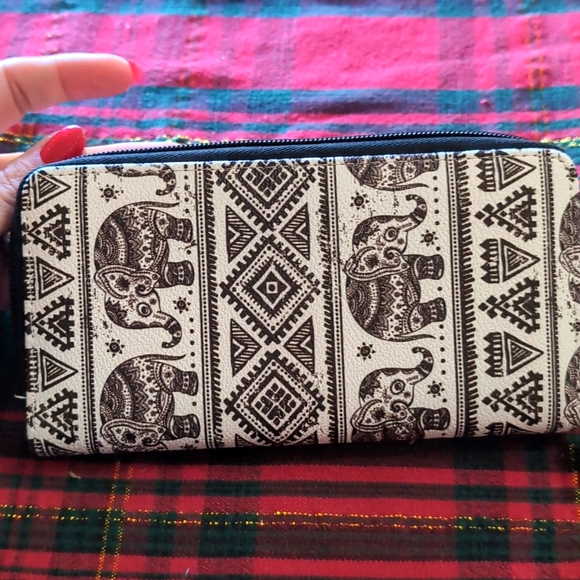 Vegan leather zip around wallet - Picture 11 of 11